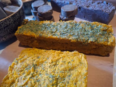 Rustic Saffron, goats milk and mint leaves from the garden - Organic plant-based powder